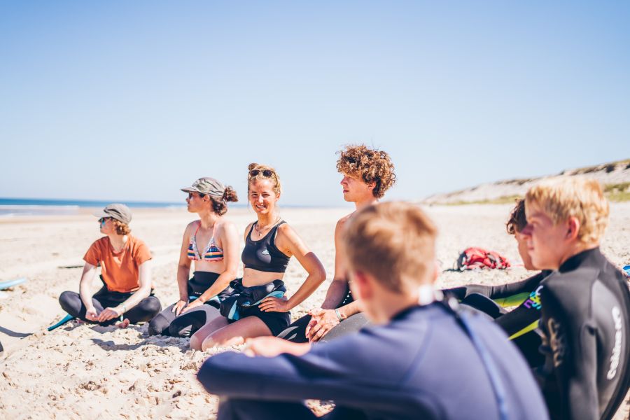 Kleine Surfkurs-Gruppe von Summersurf am Menschenleeren Surfstrand von Montalivet in Frankreich
