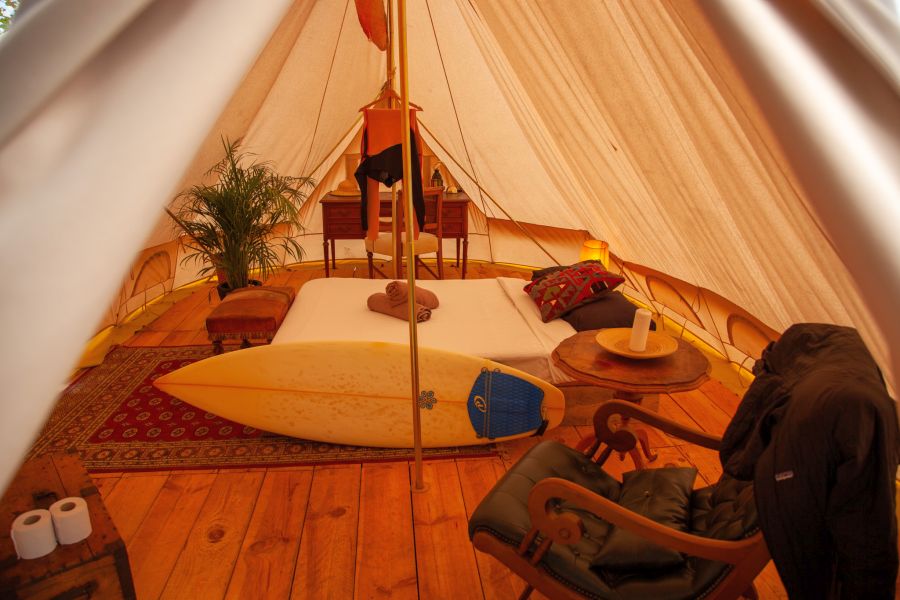 Glamping Zelt mit Surfboard im Dreamsea Surfcamp Frankreich