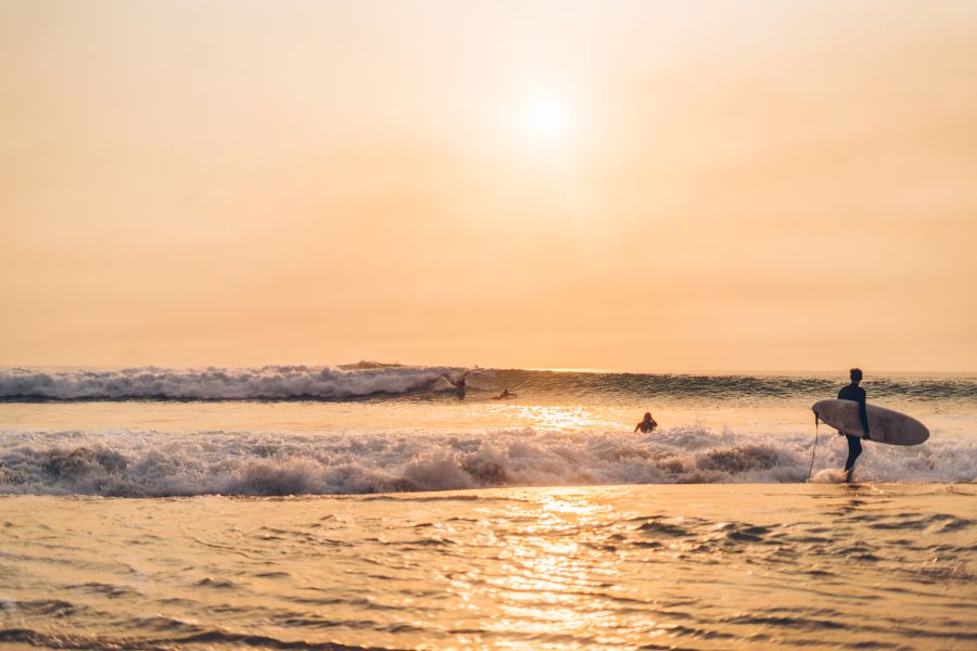 Perfekte Surfbedingungen am Summersurf-Surfstrand von Monativet in Frankreich