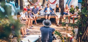 Surftheorie Einheit im Pinienwald im Summersurf Surfcamp Frankreich